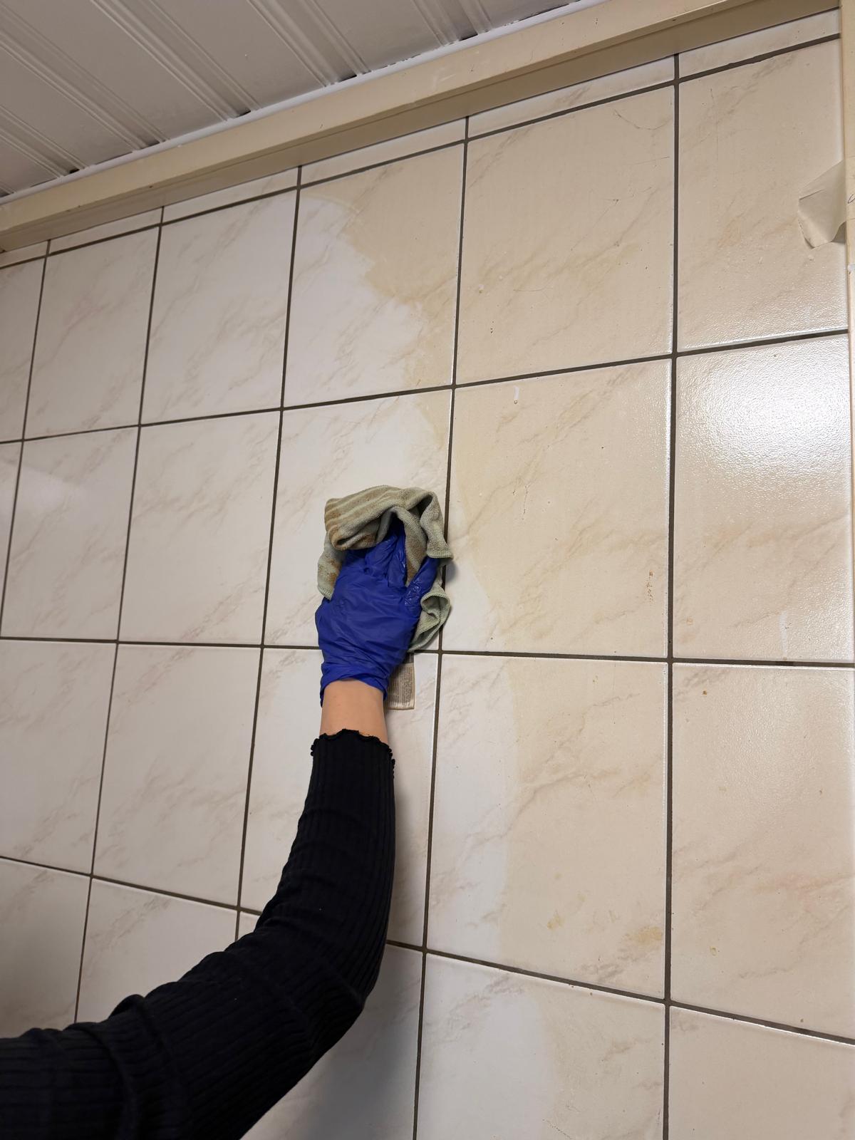 Gründliche Reinigung der Wandfliesen – glänzend sauberes Ergebnis